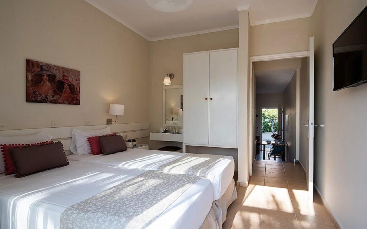 4-room_red_2-1024x684