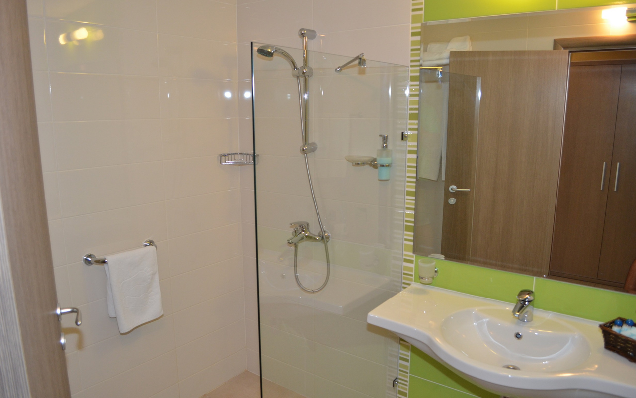 Double Room (33)