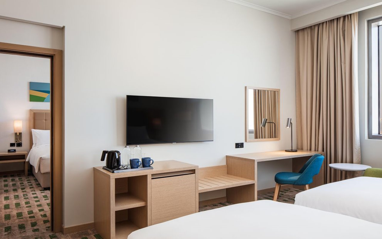 holiday-inn-hotel-and-suites-dubai-8533169123-4x3