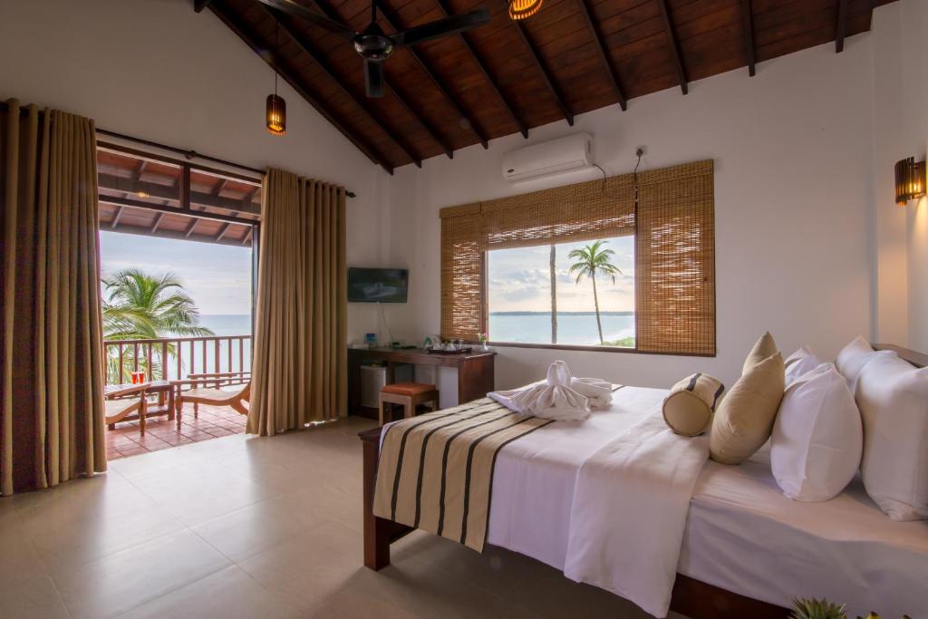 Deluxe Room Sea View (1)