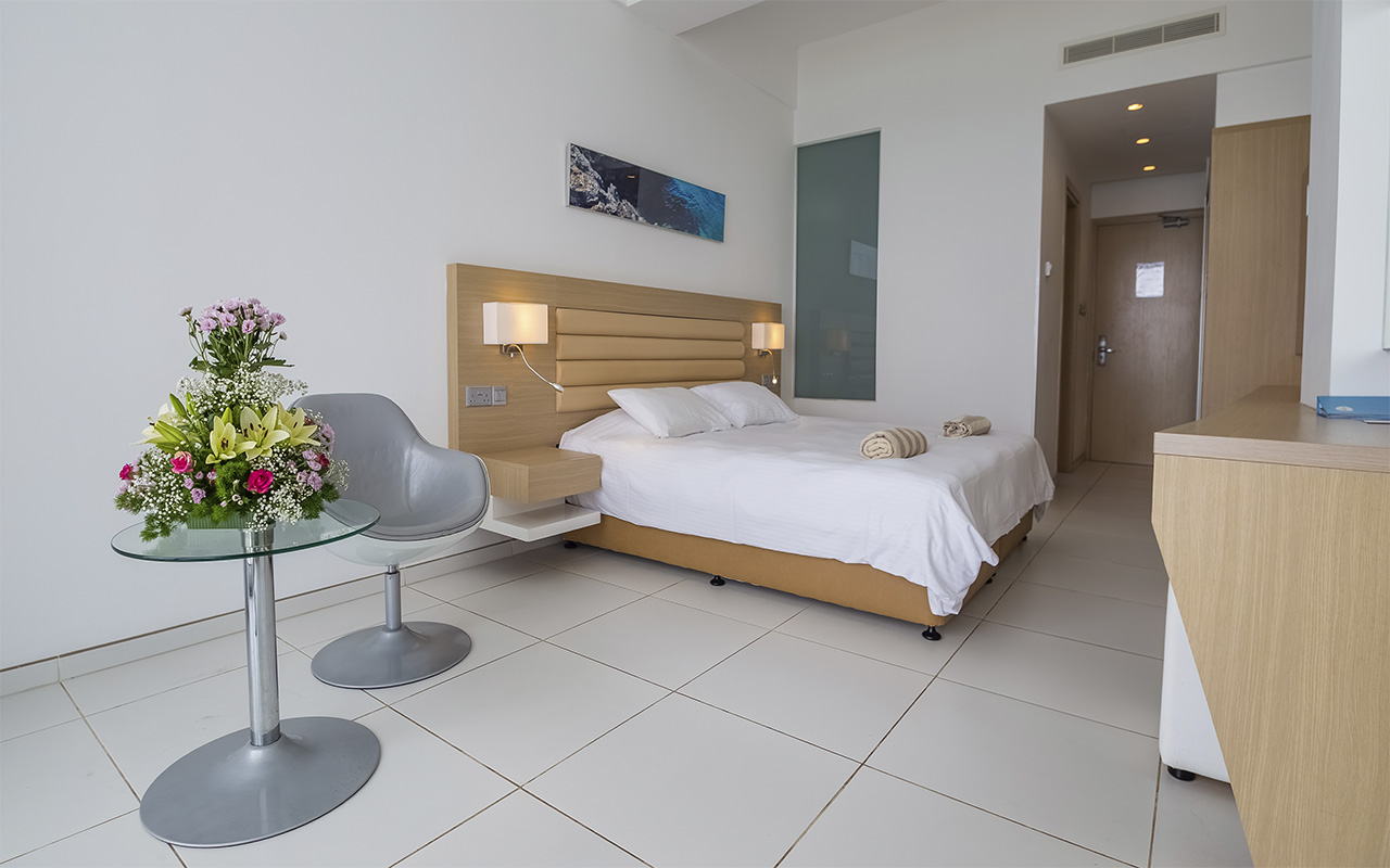 Twin Room Limited Sea View (4)