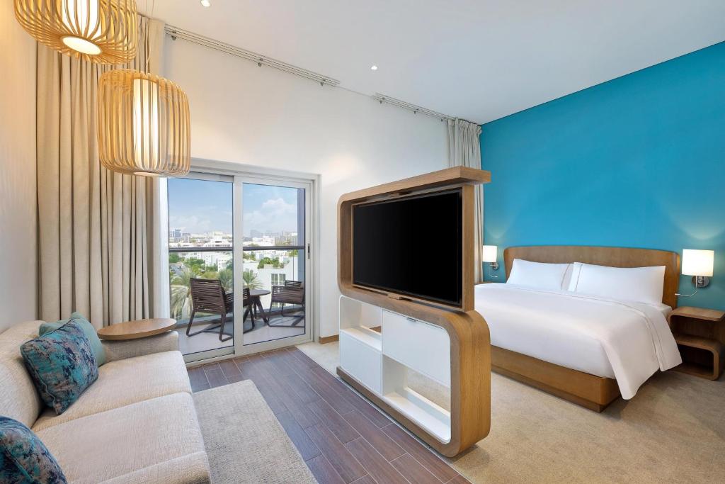 1 Bedroom Suite 1 King Sofa bed Balcony (2)