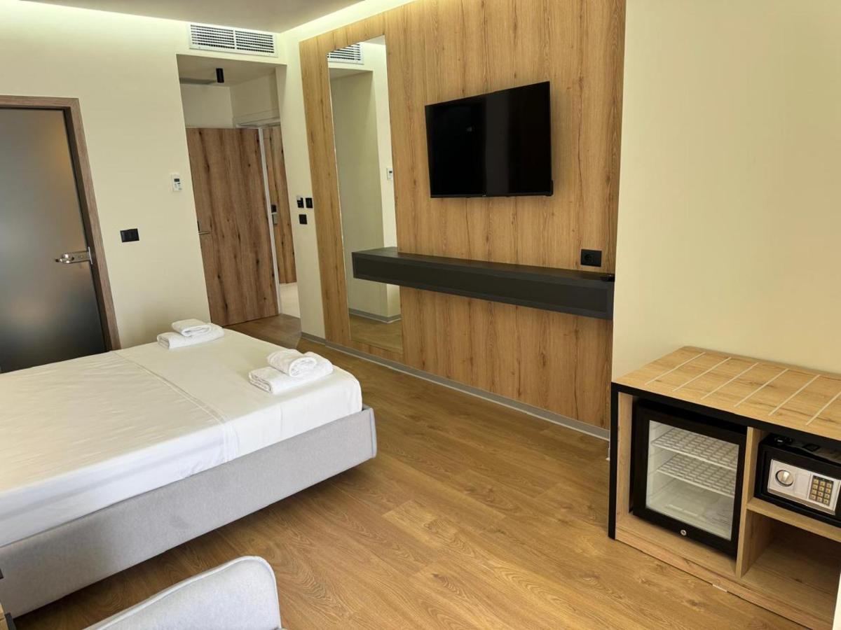 Standard Double Room (2)