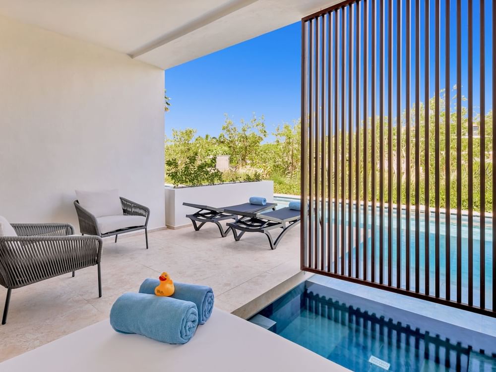 Aqua Junior Suite Swim-Up Garden View 2