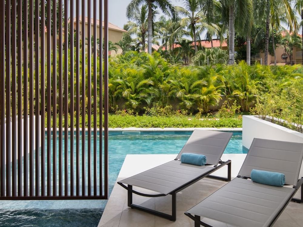 Aqua Junior Suite Swim-Up Garden View 3
