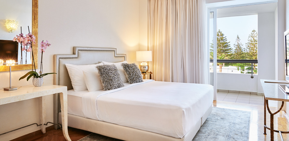 01-grand-family-room-sea-view-grecotel-creta-palace-accommodation-40147