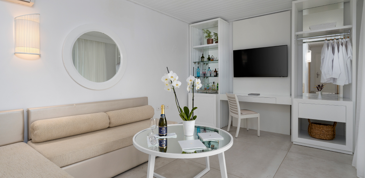 03-one-bedroom-bungalow-suite-lounge-area-creta-palace-33362
