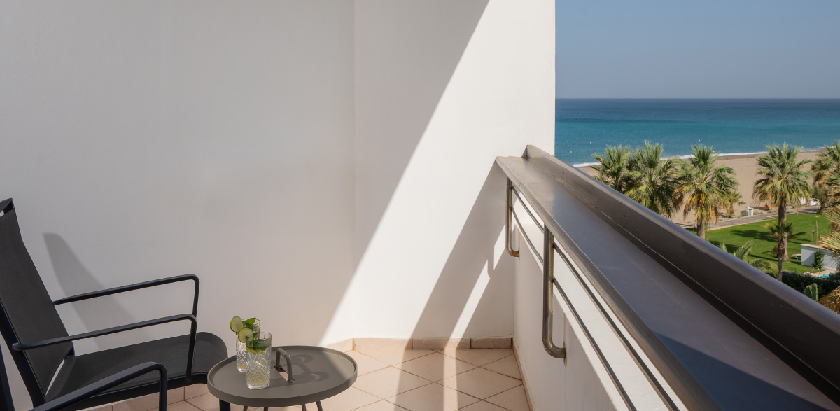 04-balcony-view-panoramic-guestroom-sea-view-grecotel-40141
