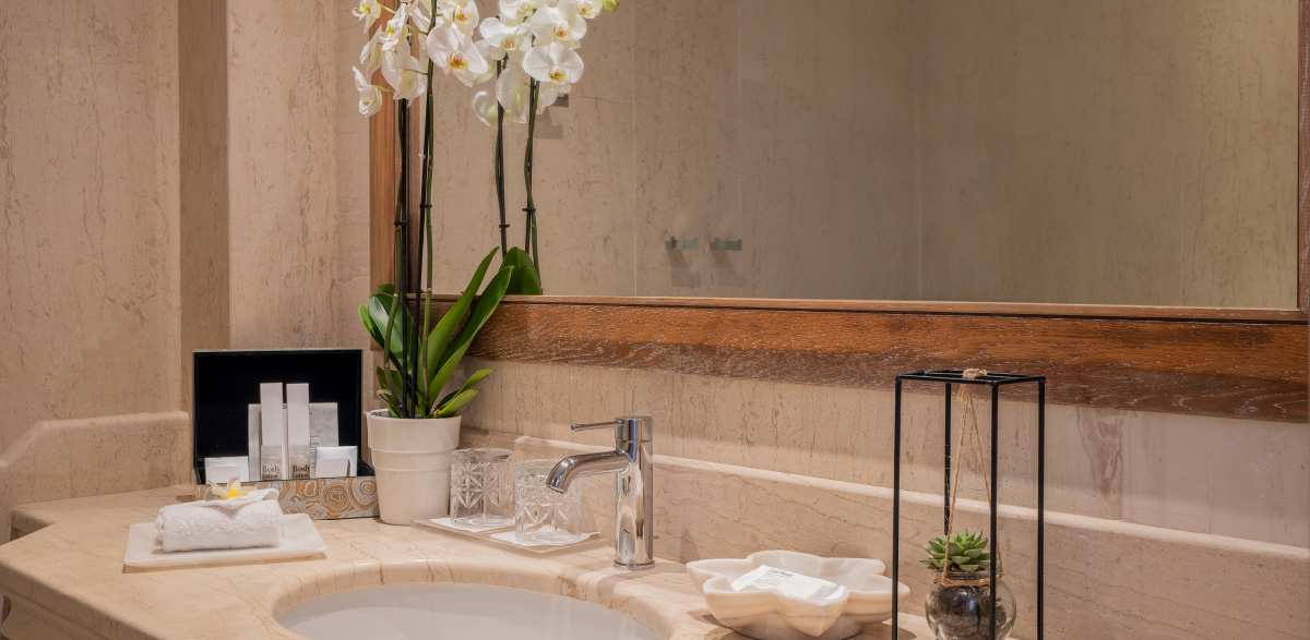 06-bathroom-junior-suite-seafront-cret-40211