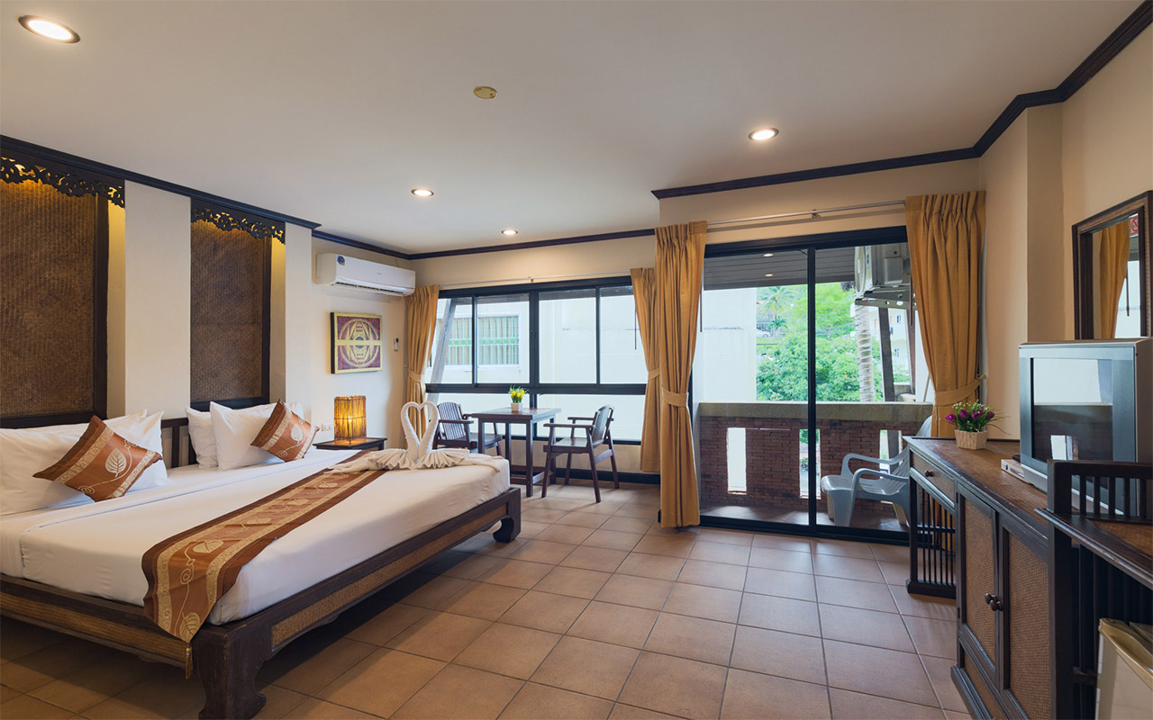 Deluxe Family Suite with Balcony (2)