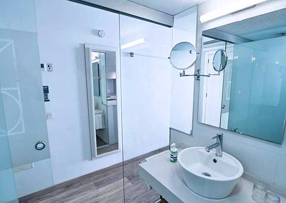 JUNIOR-SUITE-BATHROOM-6_sFnf7eY