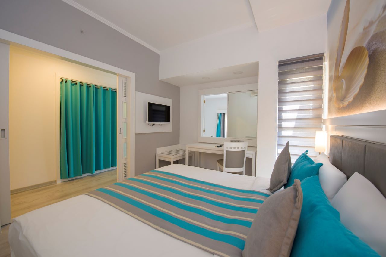 TUI BLUE Tropical_Suite_Bedroom 01