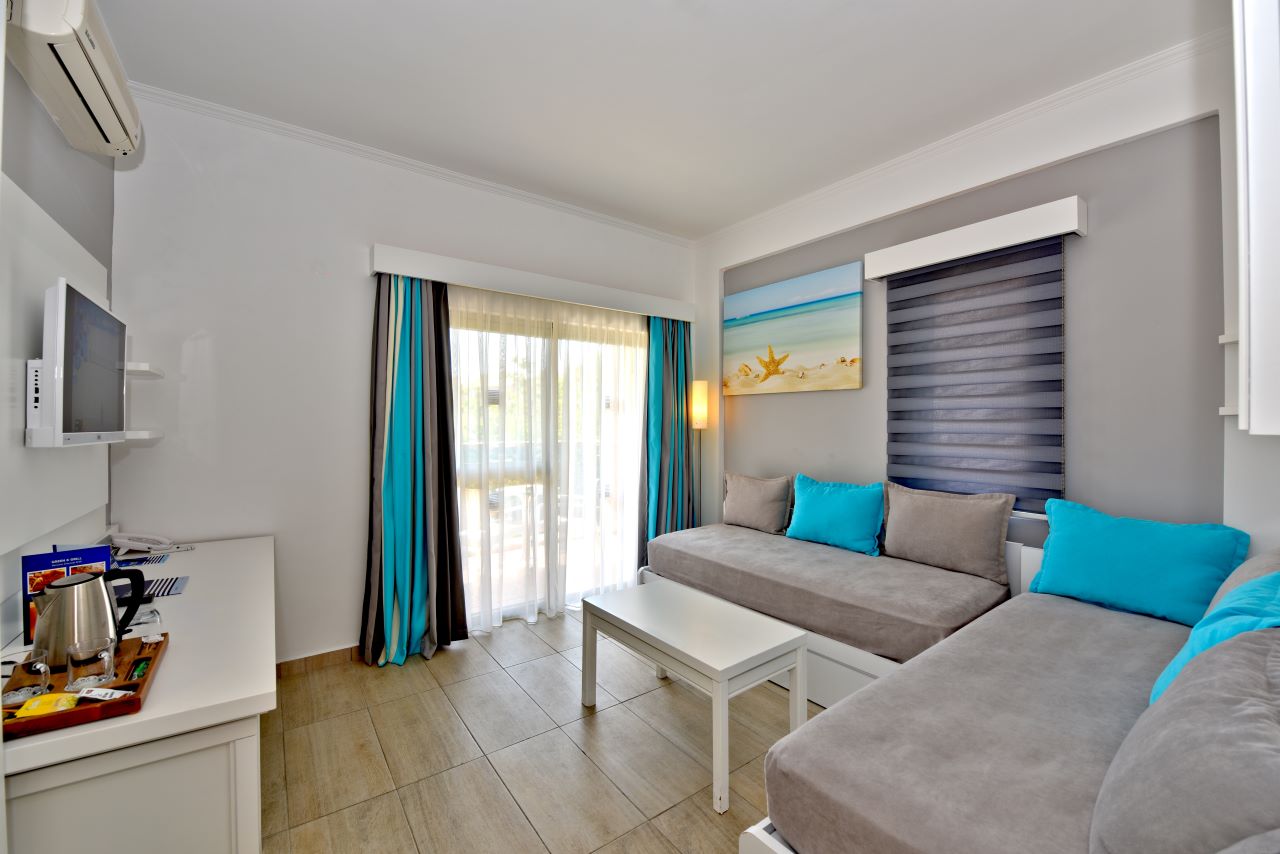 TUI BLUE Tropical_Suite_Living room 03